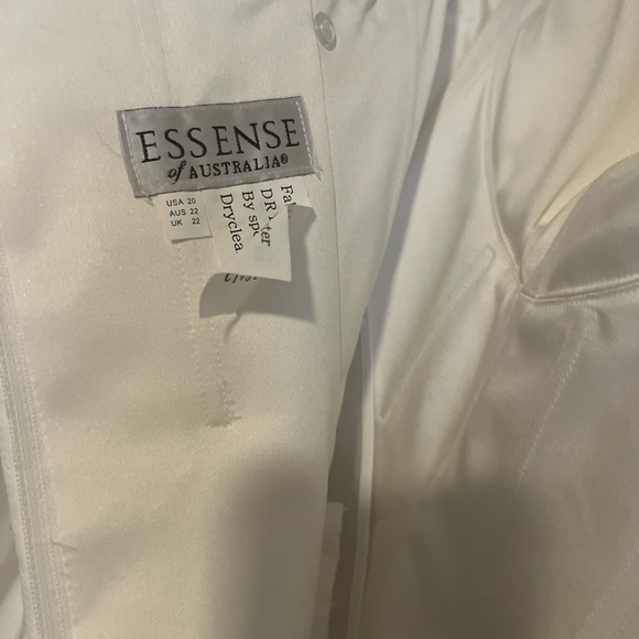 Ivory wedding gown with train - Picture 10 of 13